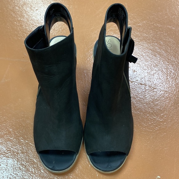 Sole Society open toe fall sandals. Side zipper very comfortable. Gently worn. - Picture 4 of 5